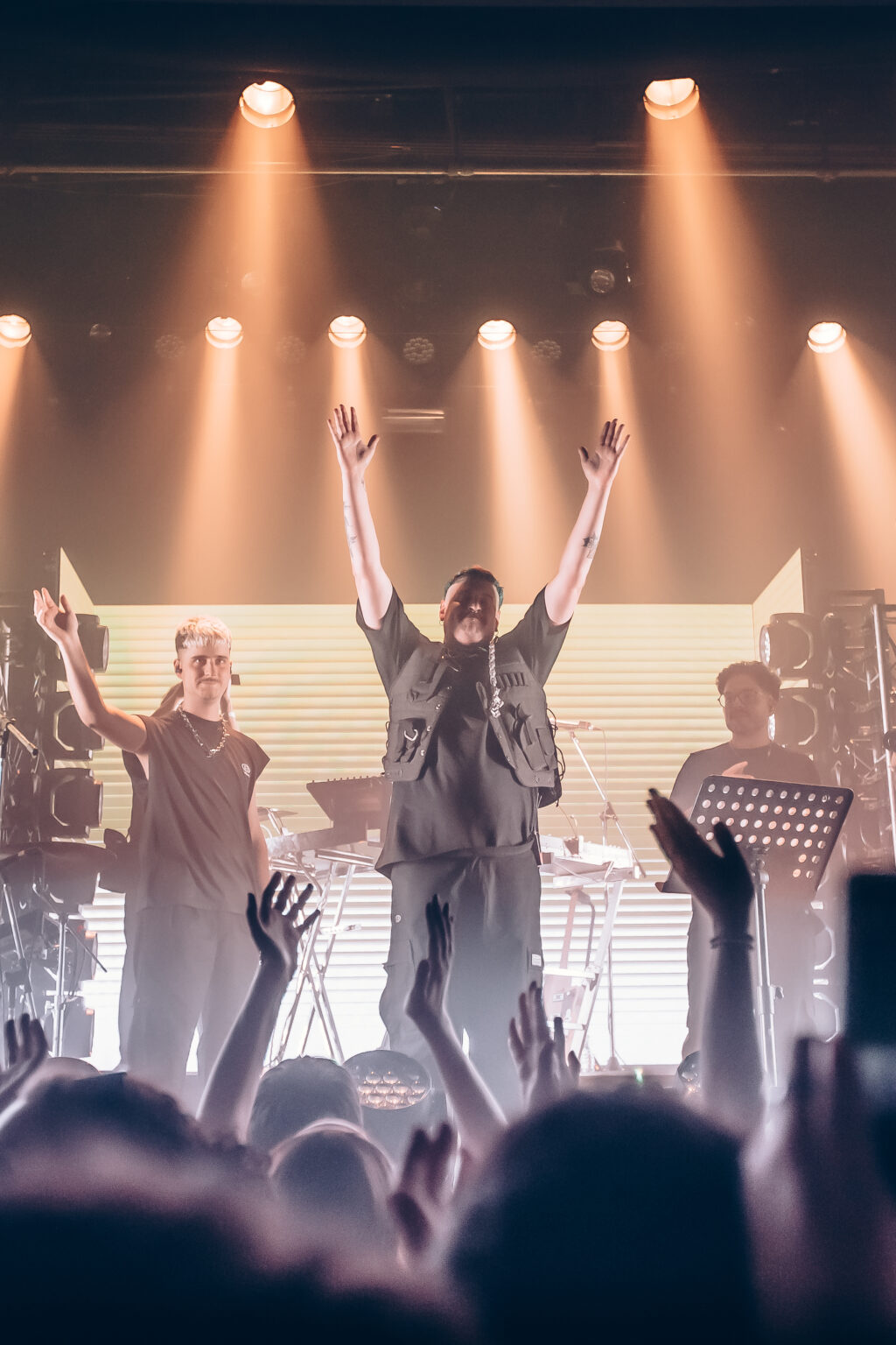 Everyone on stage with arms raised at the end of the show — Evlay at Niceto Club, Buenos Aires, 19 December 2023. Photographed by Anita Almaraz.