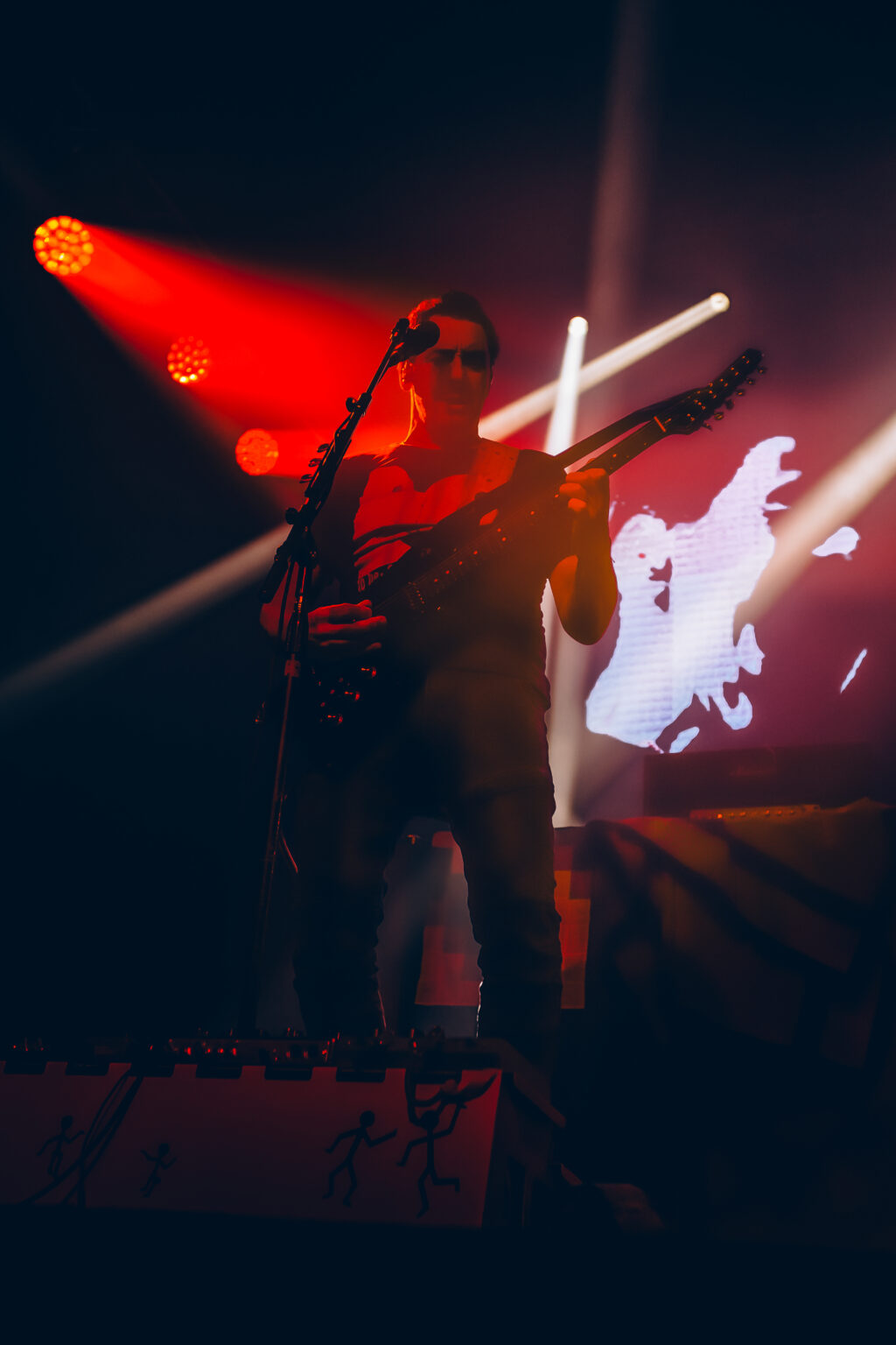 Guitarist against the projection screen — Divididos at Estadio Obras Sanitarias, Buenos Aires, 19 January 2024. Photographed by Anita Almaraz.