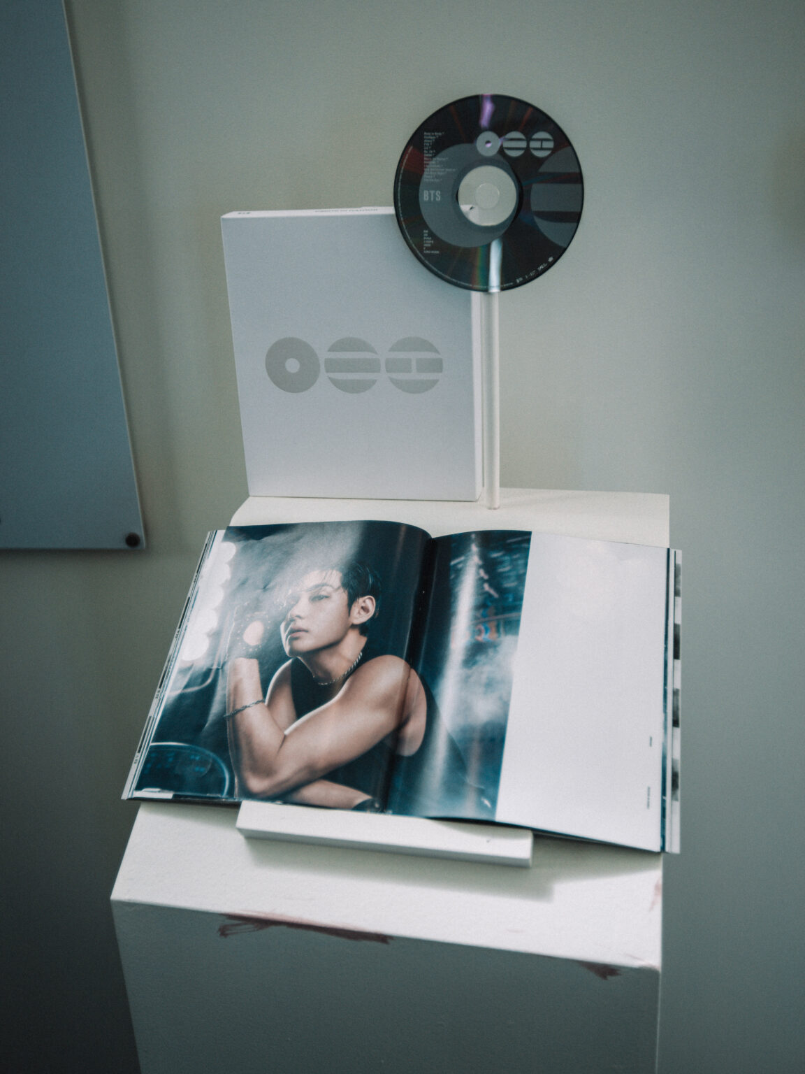 Open photobook on display in the exhibition at the BTS POP-UP: ARIRANG IN BUENOS AIRES, Centro de Convenciones Dr. Arturo Frondizi, Vicente Lopez, 2026 — photographed by Anita Almaraz for K-HipHop Argentina