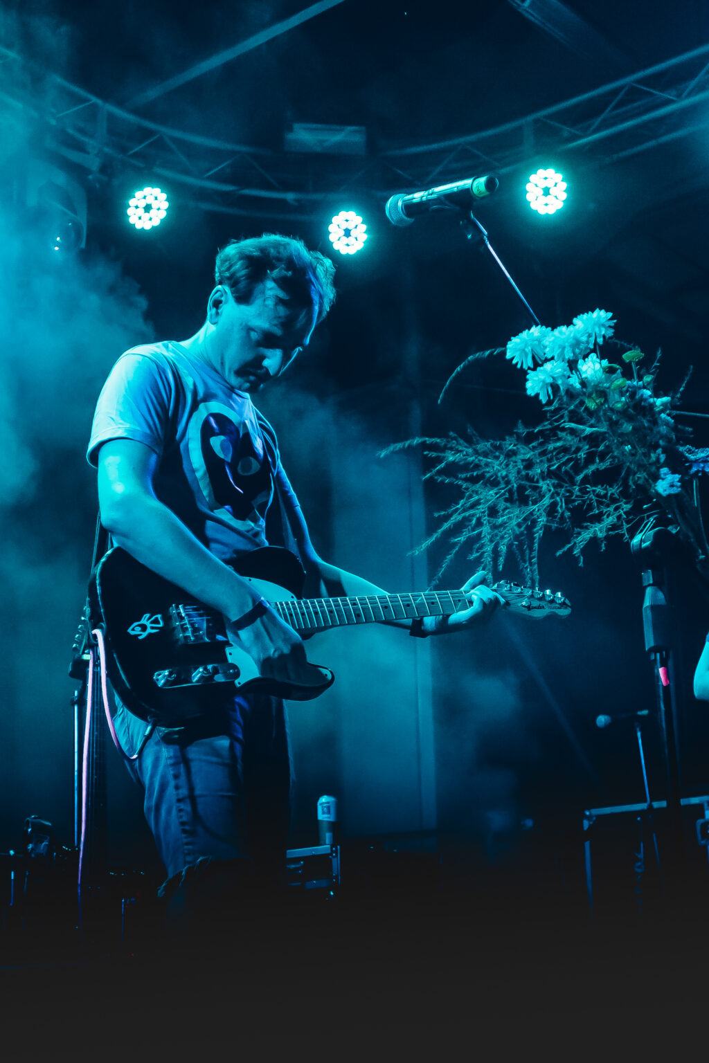 A guitarist in a dark T-shirt with his head down over the fretboard &mdash; FestiLaptra at Ciudad Cultural Konex, Buenos Aires, 17 February 2024. Photographed by Anita Almaraz.