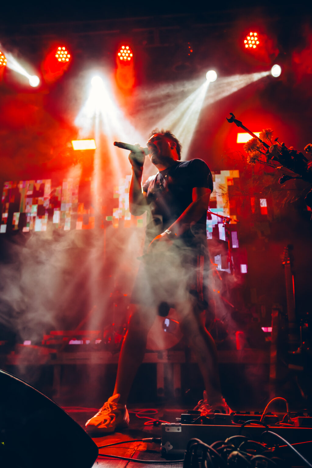 A singer in the middle of the beams, smoke across the stage &mdash; FestiLaptra at Ciudad Cultural Konex, Buenos Aires, 17 February 2024. Photographed by Anita Almaraz.