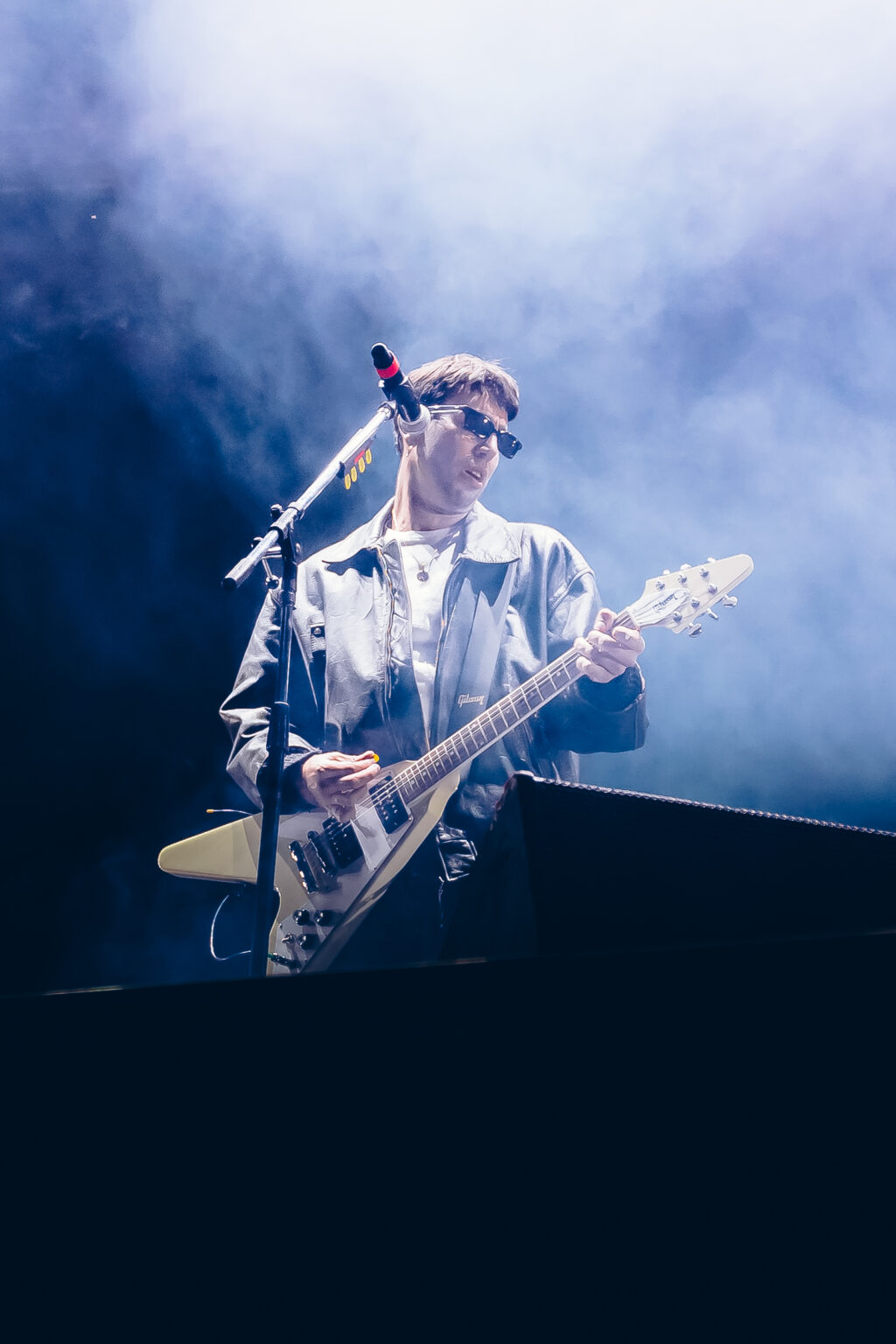 Conociendo Rusia in the stage smoke with his guitar — Festival Buena Vibra, Ciudad Universitaria, Buenos Aires, 2024. Photographed by Anita Almaraz.