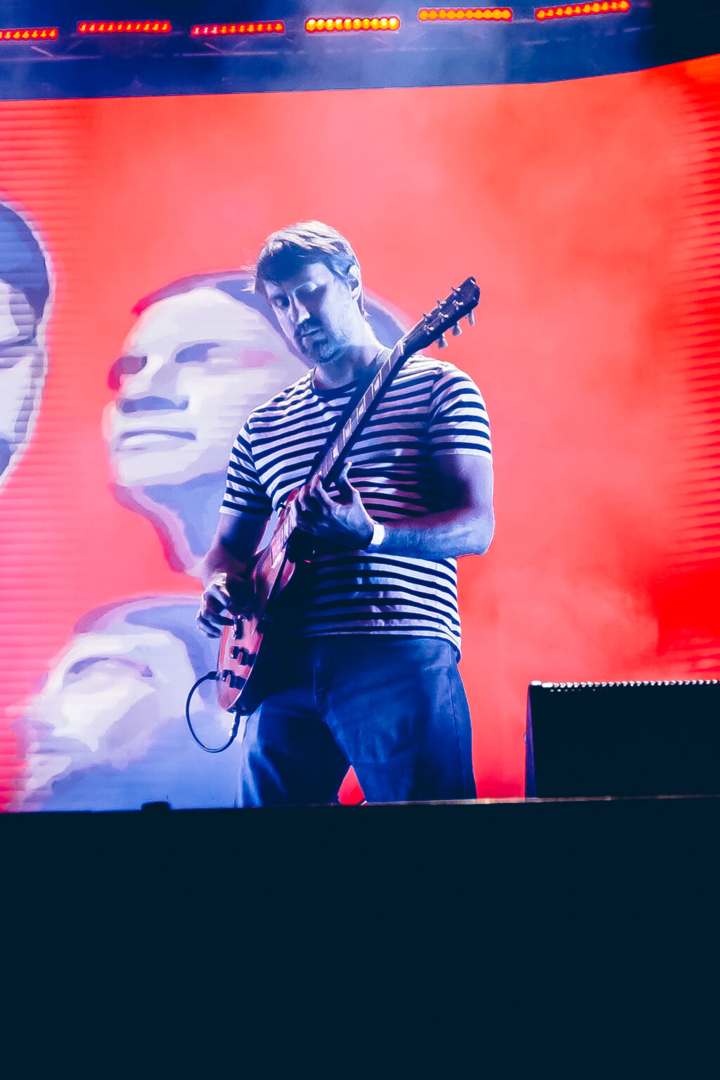 Conociendo Rusia with the band and the screen behind him — Festival Buena Vibra, Ciudad Universitaria, Buenos Aires, 2024. Photographed by Anita Almaraz.