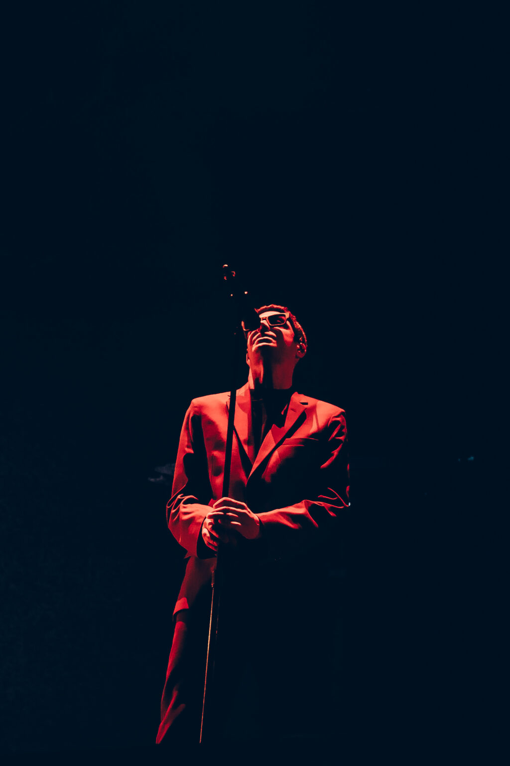 A performer in a brown suit at the microphone — Festival Buena Vibra, Ciudad Universitaria, Buenos Aires, 2024. Photographed by Anita Almaraz.