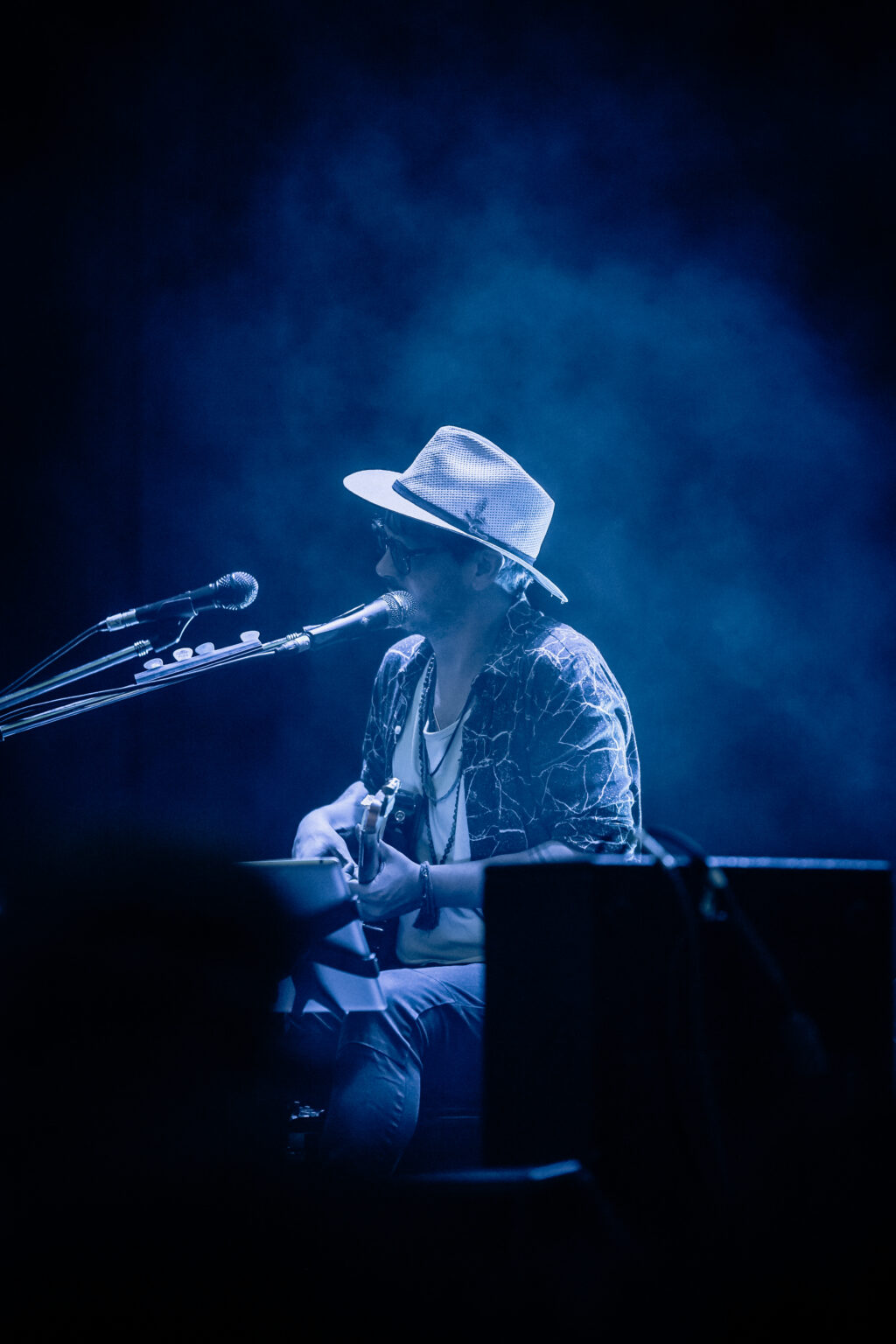 The artist in silhouette inside the stage smoke — Lisandro Aristimuño at Ciudad Cultural Konex, Buenos Aires, 11 December 2021. Photographed by Anita Almaraz.
