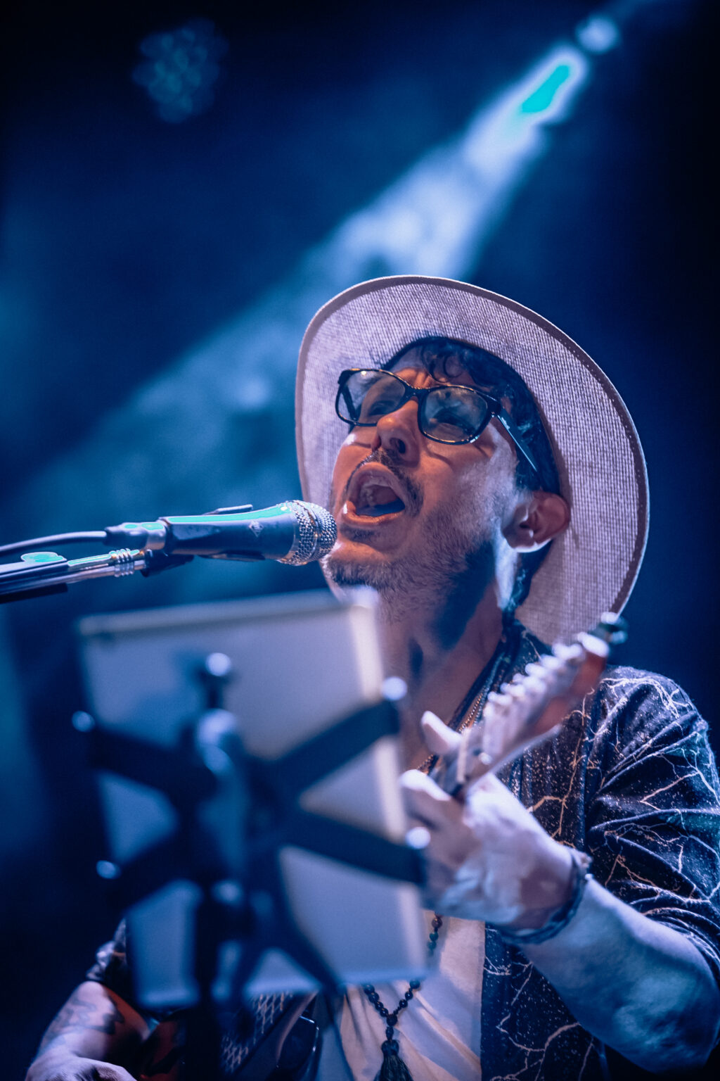 The artist singing at the keyboard — Lisandro Aristimuño at Ciudad Cultural Konex, Buenos Aires, 11 December 2021. Photographed by Anita Almaraz.