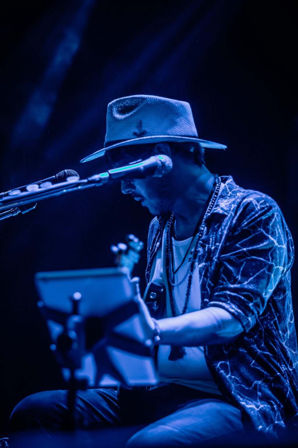 The artist in silhouette at the keyboard in blue light — Lisandro Aristimuño at Ciudad Cultural Konex, Buenos Aires, 11 December 2021. Photographed by Anita Almaraz.