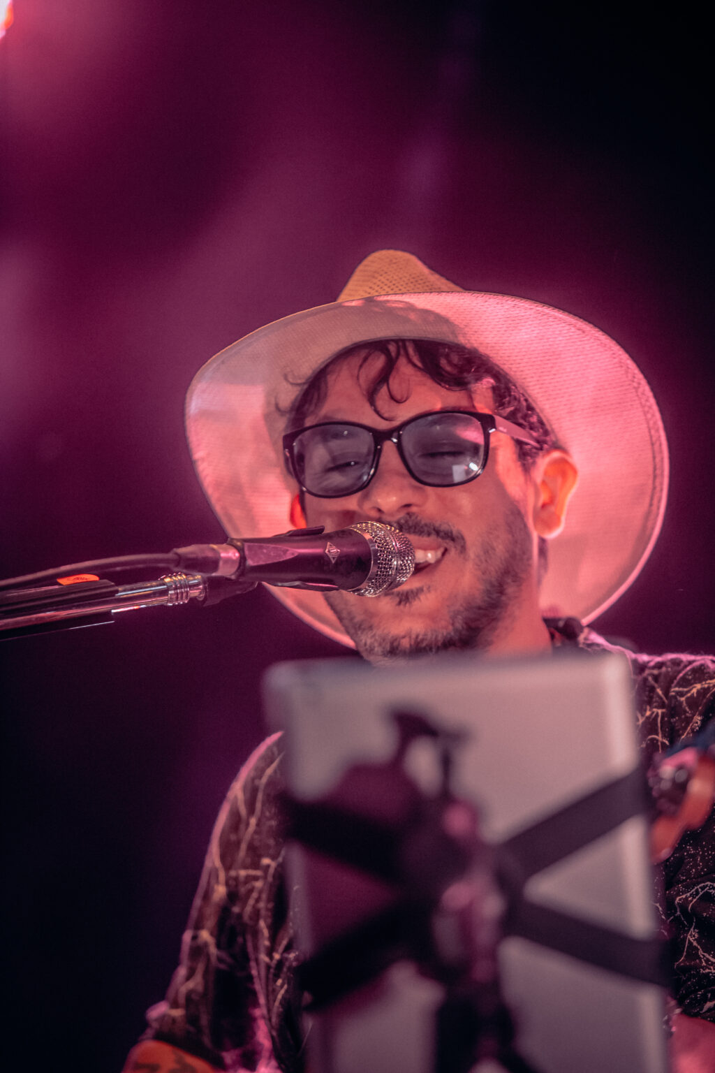 Close portrait of the artist singing at the microphone — Lisandro Aristimuño at Ciudad Cultural Konex, Buenos Aires, 11 December 2021. Photographed by Anita Almaraz.