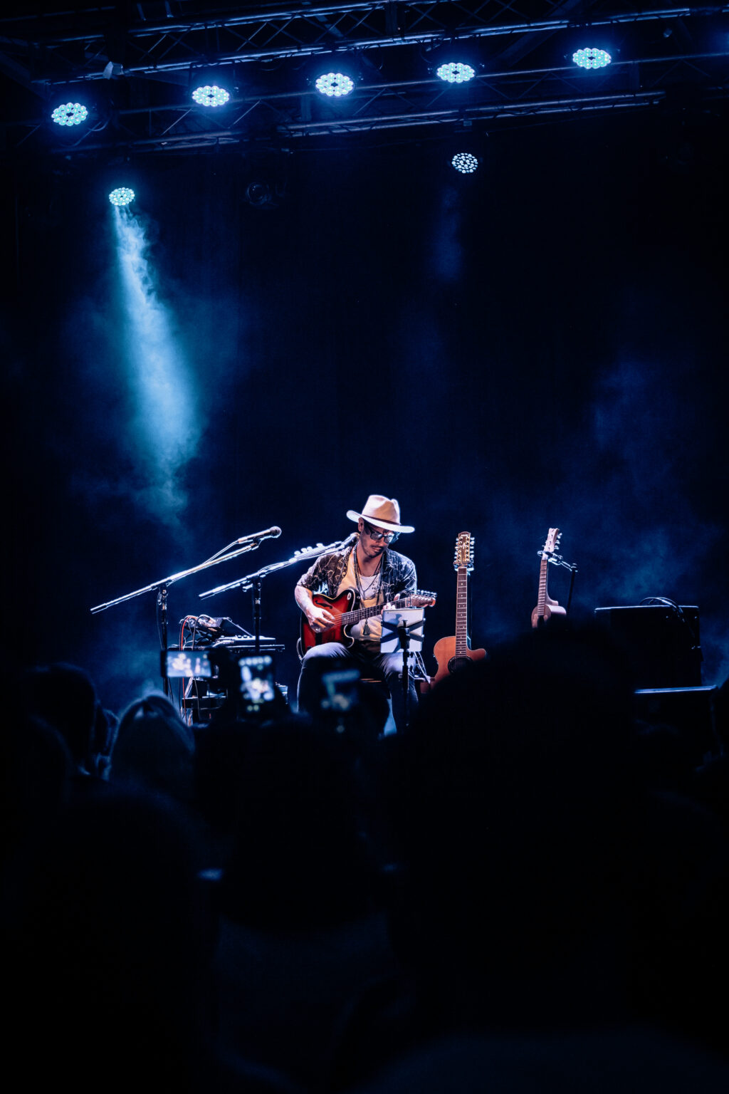 Wide view of the stage under blue beams — Lisandro Aristimuño at Ciudad Cultural Konex, Buenos Aires, 11 December 2021. Photographed by Anita Almaraz.