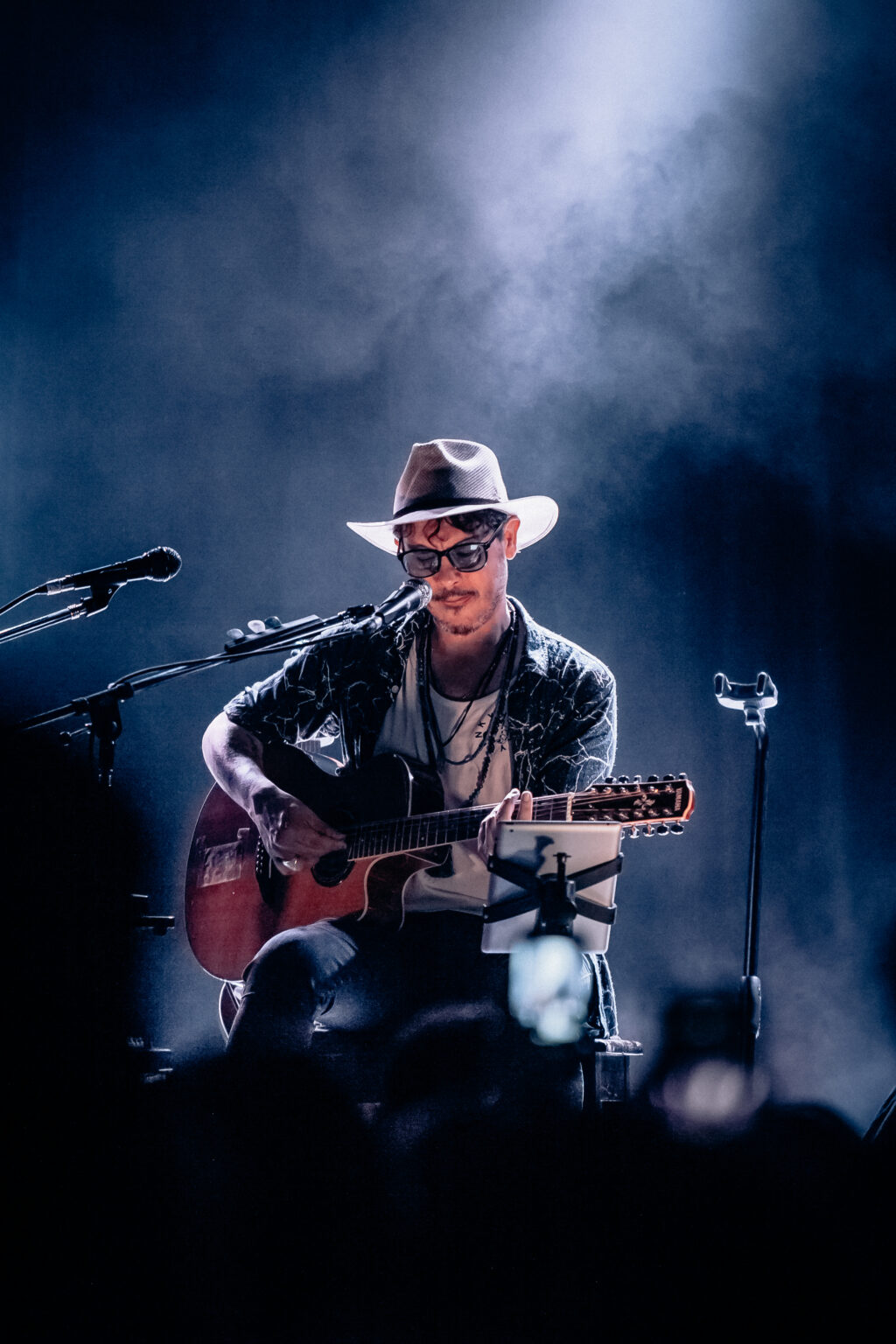 The artist playing acoustic guitar in the smoke — Lisandro Aristimuño at Ciudad Cultural Konex, Buenos Aires, 11 December 2021. Photographed by Anita Almaraz.
