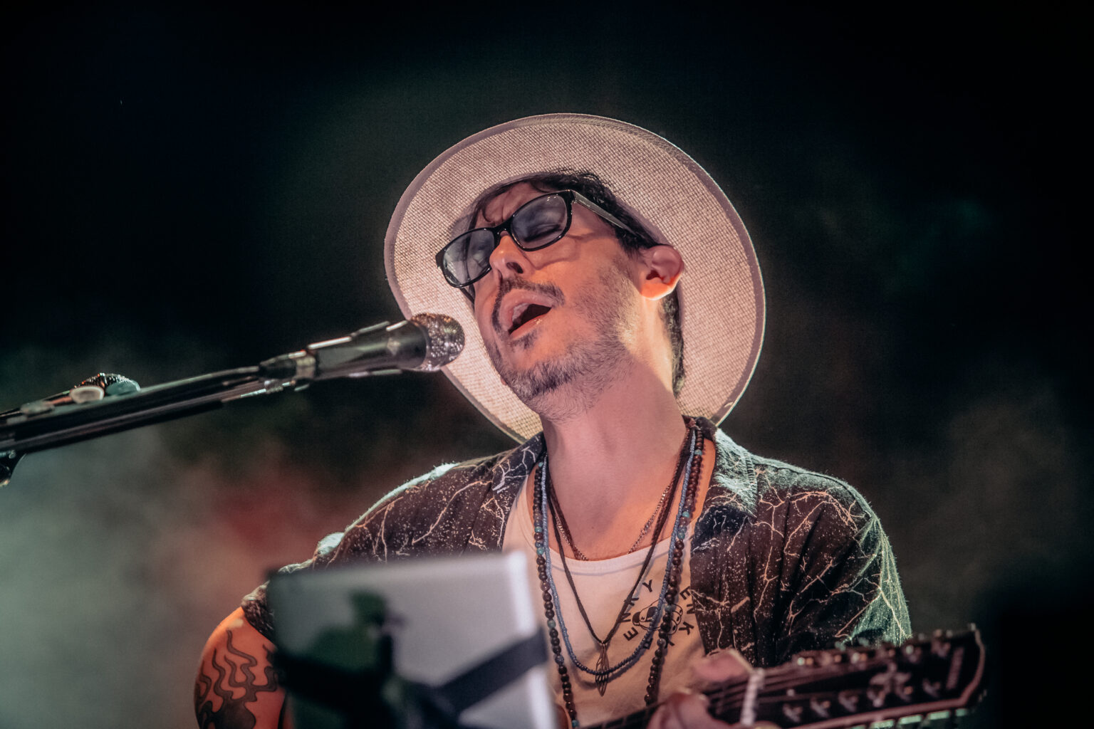 The artist alone on the darkened stage — Lisandro Aristimuño at Ciudad Cultural Konex, Buenos Aires, 11 December 2021. Photographed by Anita Almaraz.