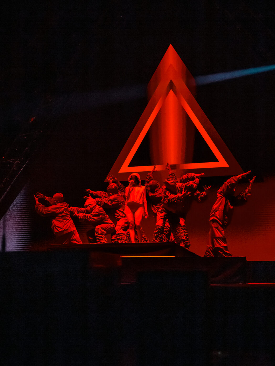 Dancers silhouetted against the red triangle stage set at the opening of Nicki Nicole's show — Movistar Arena, Buenos Aires, August 2023. Photographed by Anita Almaraz for Agencia Télam.