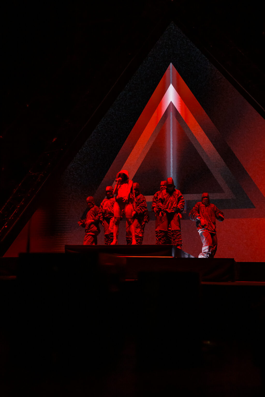 A white beam of light splitting the red triangle set during Nicki Nicole's show — Movistar Arena, Buenos Aires, August 2023. Photographed by Anita Almaraz for Agencia Télam.