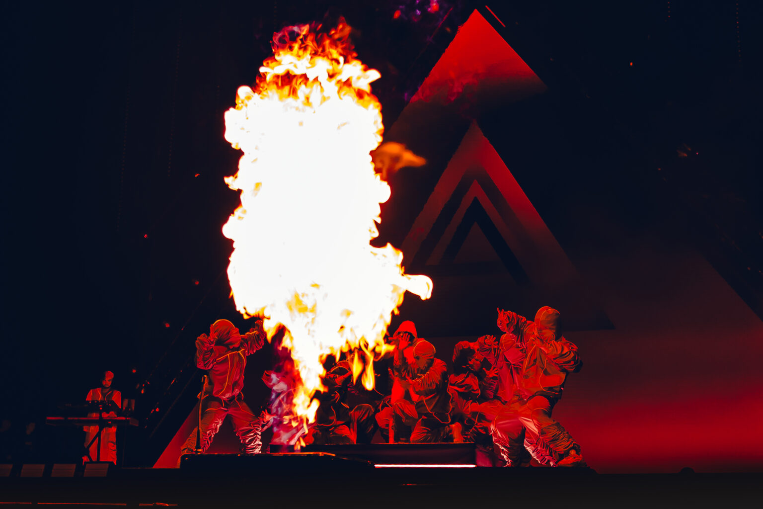 Stage pyrotechnics firing in front of the triangle set during Nicki Nicole's show — Movistar Arena, Buenos Aires, August 2023. Photographed by Anita Almaraz for Agencia Télam.