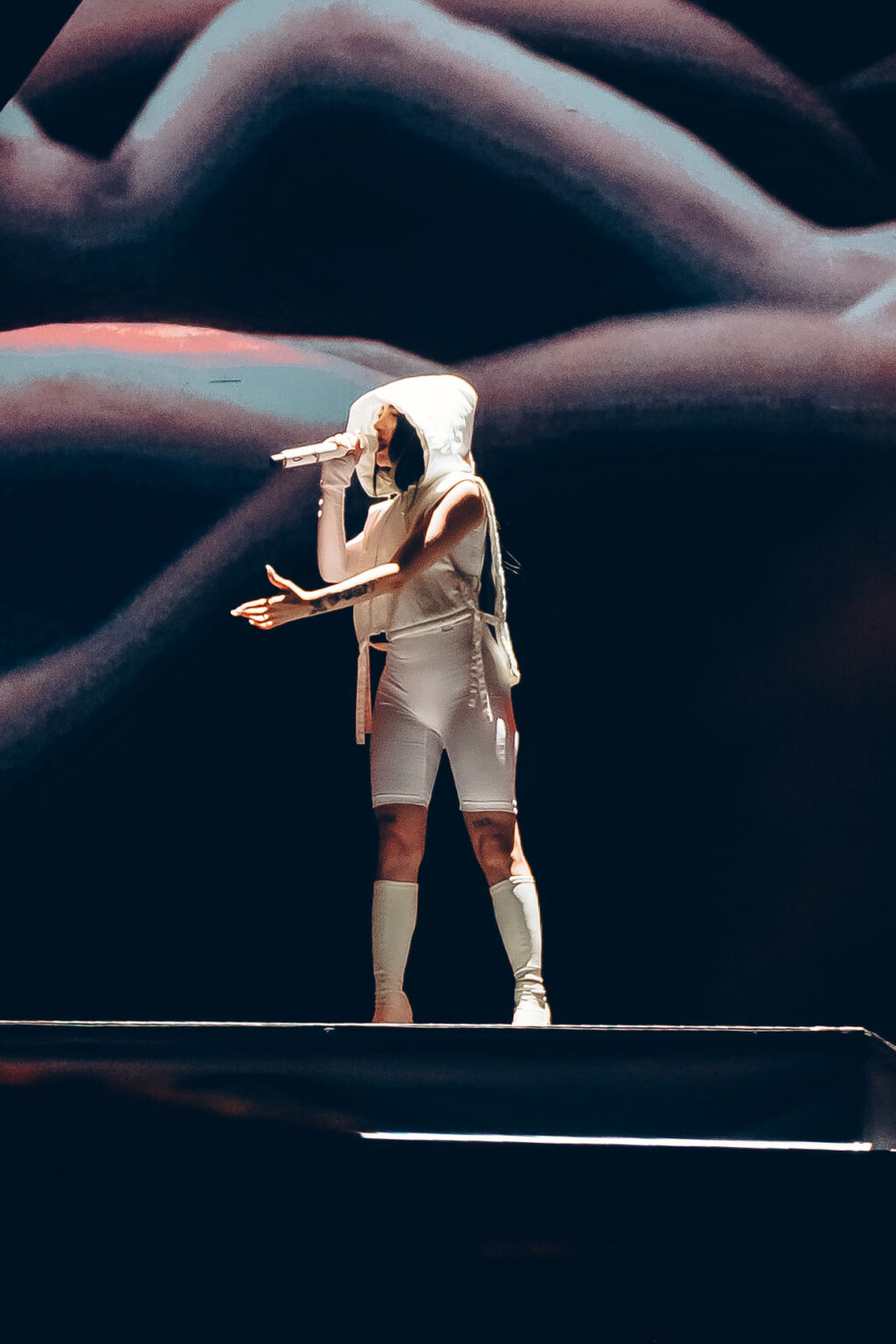 Nicki Nicole singing in front of the projected backdrop — Movistar Arena, Buenos Aires, August 2023. Photographed by Anita Almaraz for Agencia Télam.