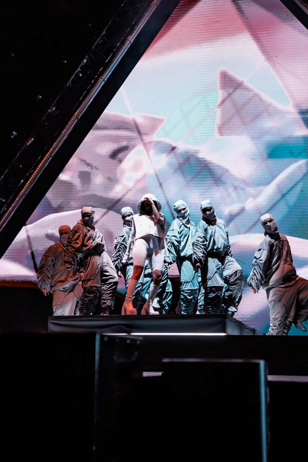 Nicki Nicole and her dancers against an icy landscape projection — Movistar Arena, Buenos Aires, August 2023. Photographed by Anita Almaraz for Agencia Télam.