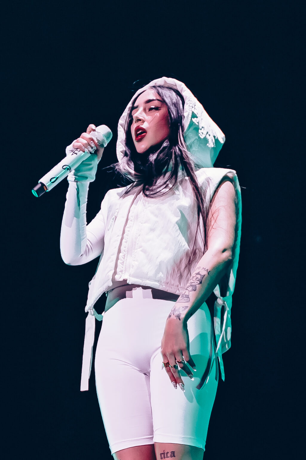 Nicki Nicole singing to the crowd, photographed close from the pit — Movistar Arena, Buenos Aires, August 2023. Photographed by Anita Almaraz for Agencia Télam.