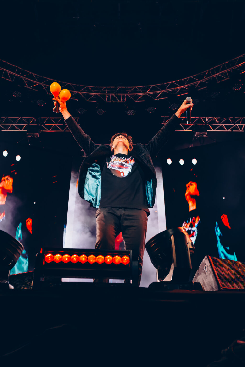 Singer with both arms raised in the smoke — Ciro y los Persas at Estadio José Amalfitani, Vélez Sarsfield, Buenos Aires, 9 September 2023. Photographed by Anita Almaraz.