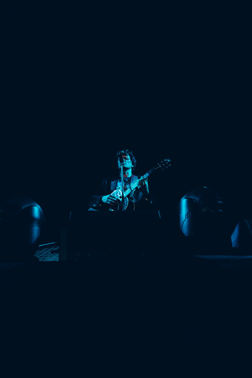 Guitarist in blue light — Ciro y los Persas at Estadio José Amalfitani, Vélez Sarsfield, Buenos Aires, 9 September 2023. Photographed by Anita Almaraz.