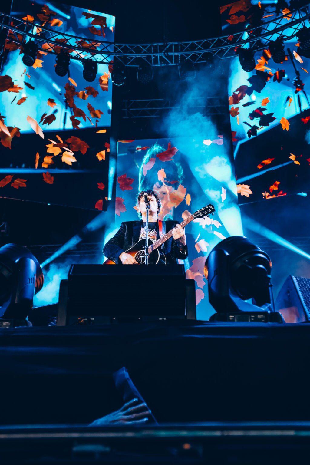 The stage in blue light with the crowd in front — Ciro y los Persas at Estadio José Amalfitani, Vélez Sarsfield, Buenos Aires, 9 September 2023. Photographed by Anita Almaraz.