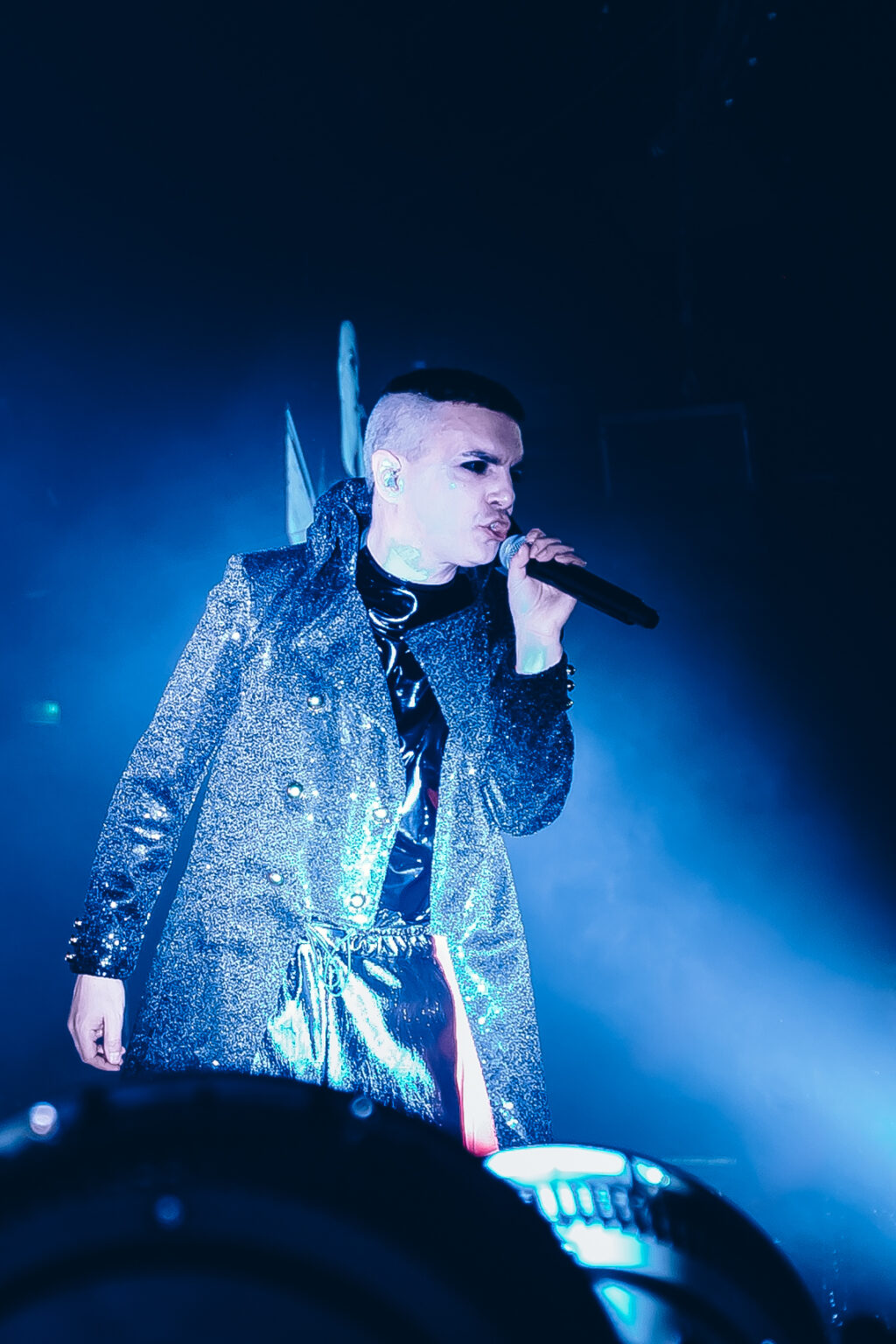 Singer in a sequinned jacket mid-song — Hotel Miranda! at Luna Park, Buenos Aires, 6 October 2023. Photographed by Anita Almaraz.