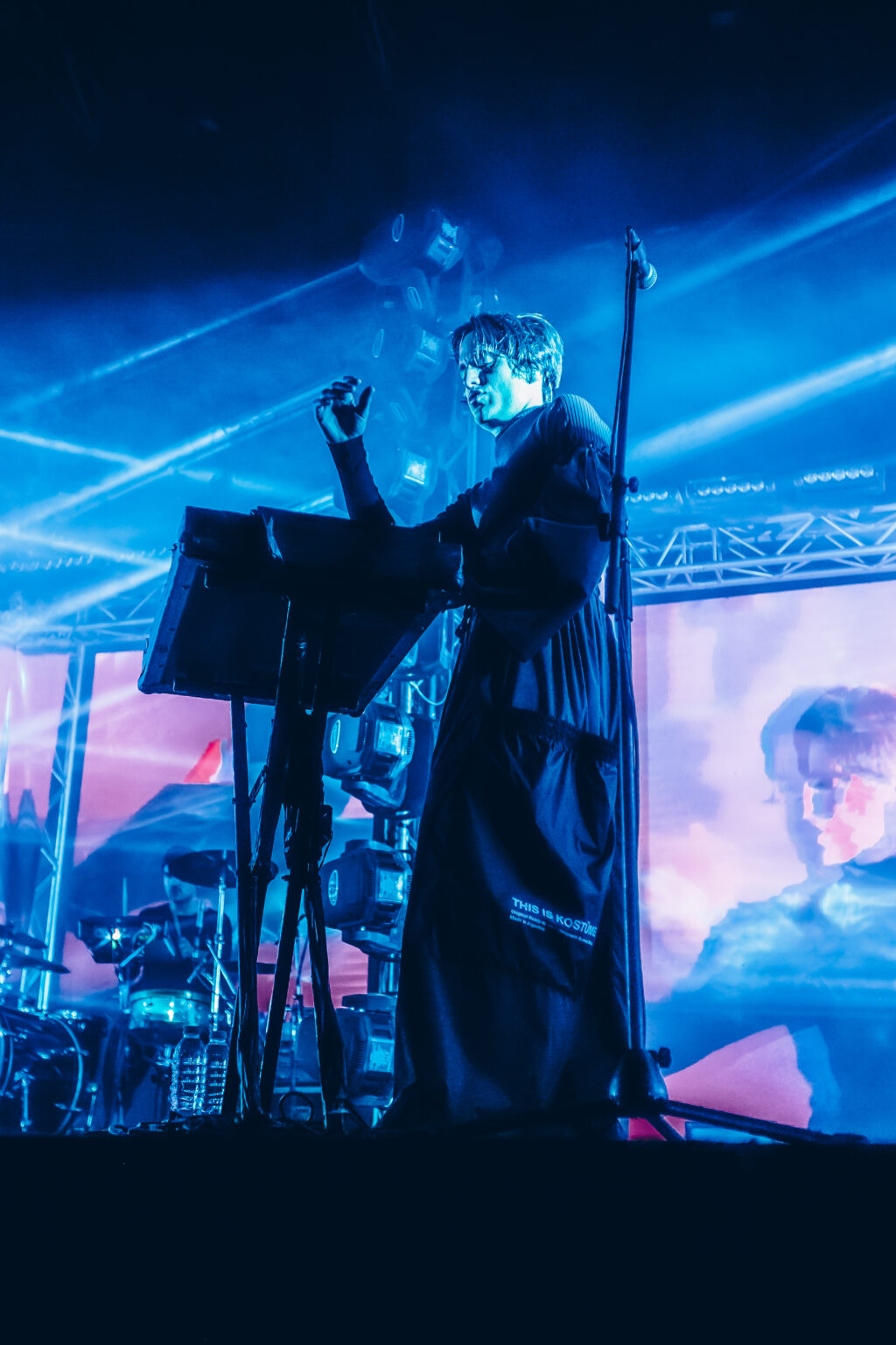 Singer at the keyboards with the crowd behind — Peces Raros at Estadio Obras Sanitarias, Buenos Aires, 7 October 2023. Photographed by Anita Almaraz.