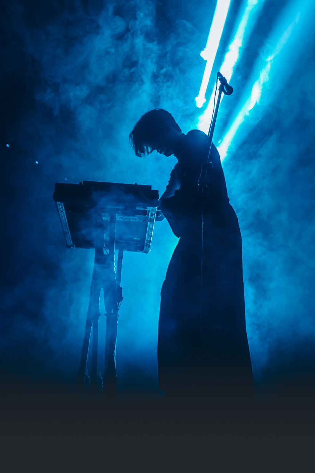 Singer in silhouette, head down at the keyboards — Peces Raros at Estadio Obras Sanitarias, Buenos Aires, 7 October 2023. Photographed by Anita Almaraz.
