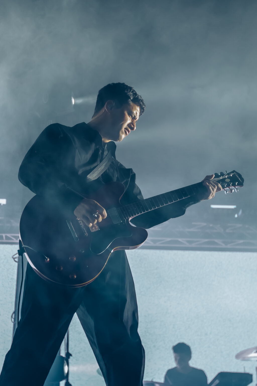 Guitarist in the smoke, seen from the side — Peces Raros at Estadio Obras Sanitarias, Buenos Aires, 7 October 2023. Photographed by Anita Almaraz.