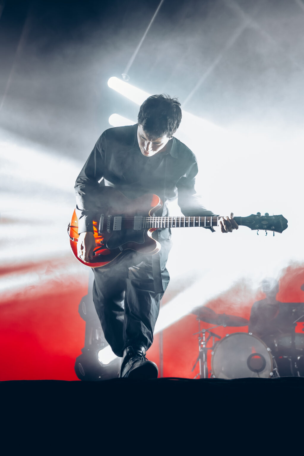 Guitarist in the smoke under white beams — Peces Raros at Estadio Obras Sanitarias, Buenos Aires, 7 October 2023. Photographed by Anita Almaraz.