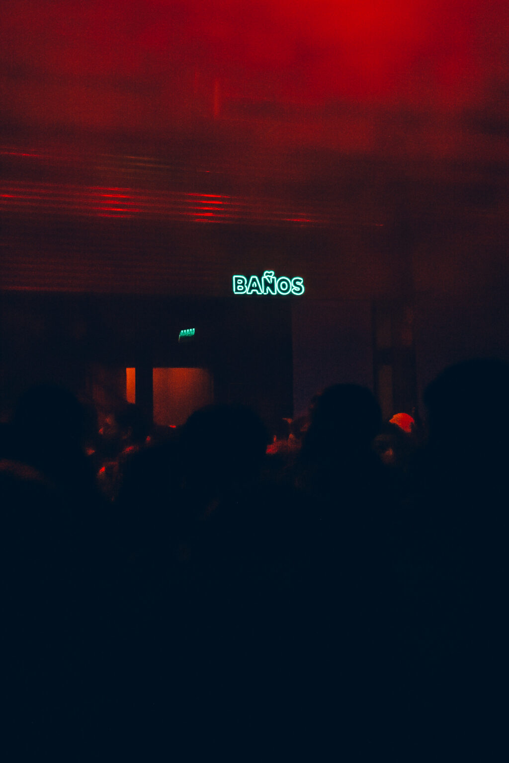 The venue before the show, red light over the crowd — El Kuelgue at C Complejo Art Media, Buenos Aires, 23 November 2023. Photographed by Anita Almaraz.