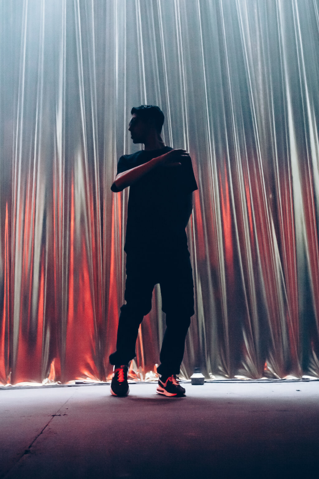 Singer walking the stage in silhouette — El Kuelgue at C Complejo Art Media, Buenos Aires, 23 November 2023. Photographed by Anita Almaraz.