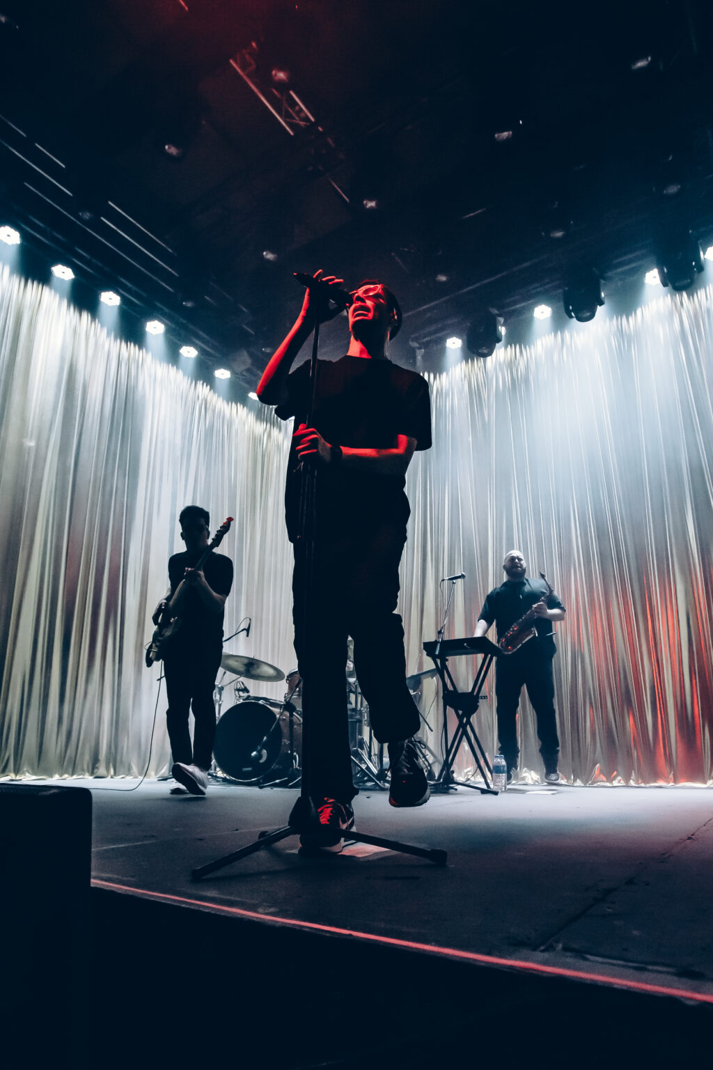 Wide view of the band on stage under the fringe curtain — El Kuelgue at C Complejo Art Media, Buenos Aires, 23 November 2023. Photographed by Anita Almaraz.