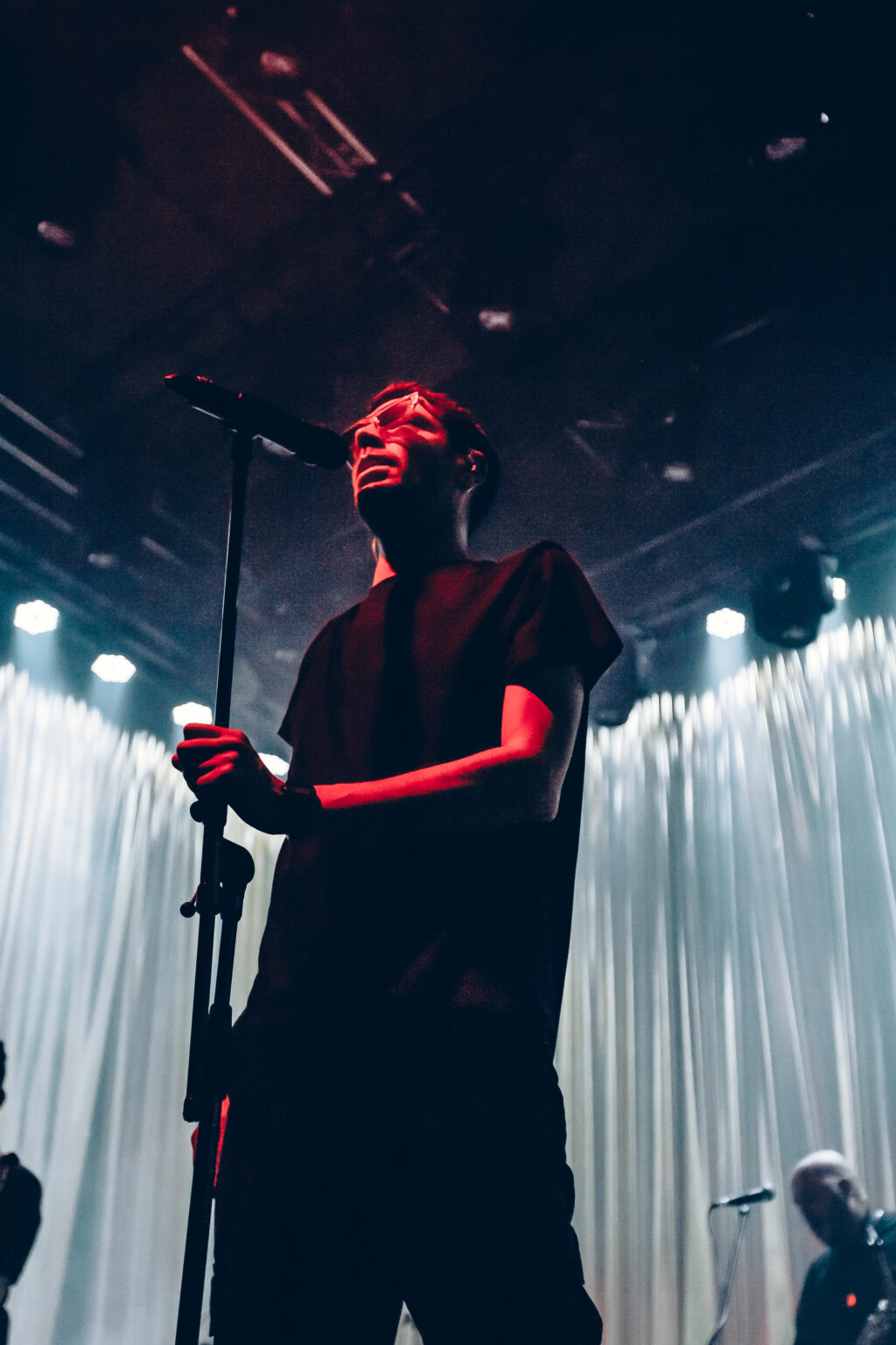 Singer leaning back at the microphone — El Kuelgue at C Complejo Art Media, Buenos Aires, 23 November 2023. Photographed by Anita Almaraz.