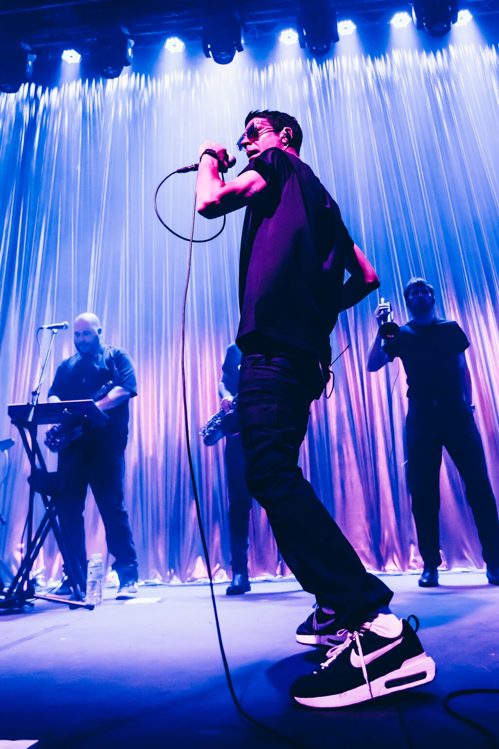 Singer stepping forward with the band behind — El Kuelgue at C Complejo Art Media, Buenos Aires, 23 November 2023. Photographed by Anita Almaraz.
