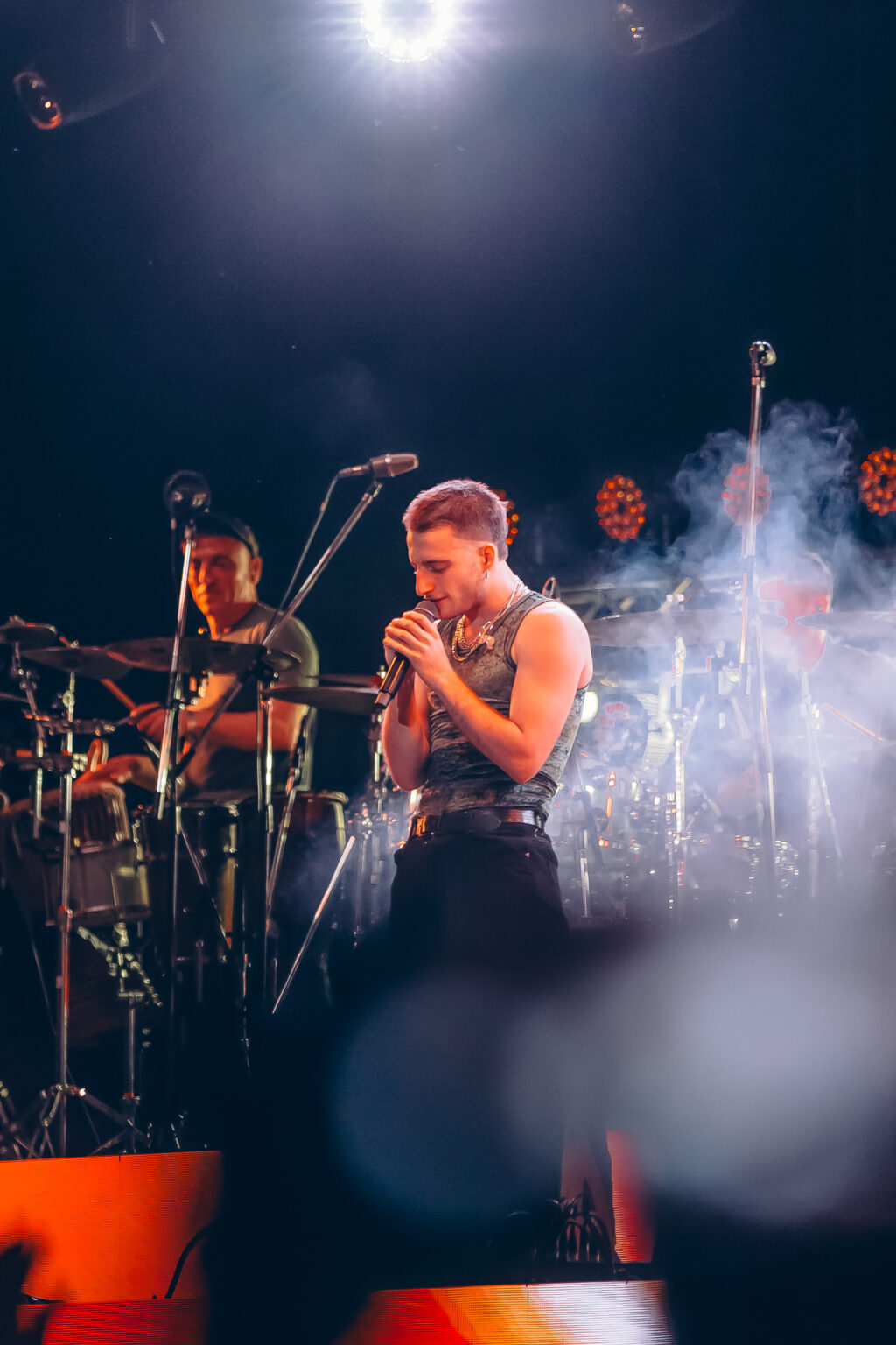 Wos with the full band on stage — Wos live in Buenos Aires, photographed by Anita Almaraz.