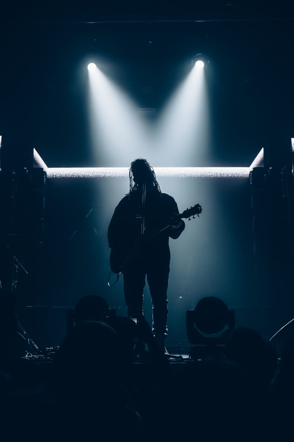 Guitarist in silhouette inside two crossed white beams — Evlay at Niceto Club, Buenos Aires, 19 December 2023. Photographed by Anita Almaraz.