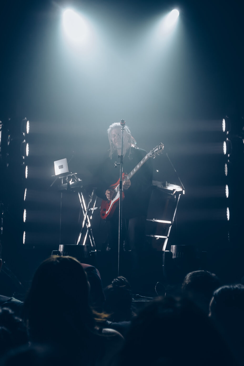 Guitarist and keyboards seen from the crowd — Evlay at Niceto Club, Buenos Aires, 19 December 2023. Photographed by Anita Almaraz.