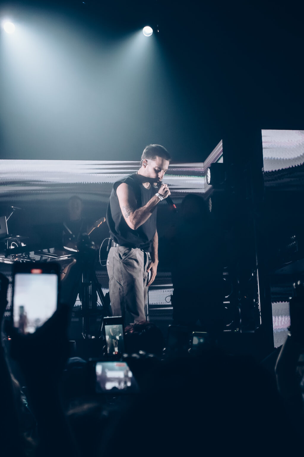 Musician lit from behind against the projection — Evlay at Niceto Club, Buenos Aires, 19 December 2023. Photographed by Anita Almaraz.