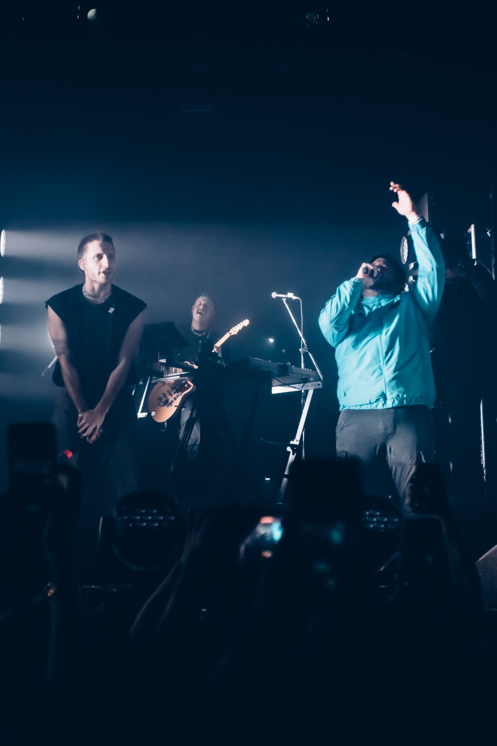 Guest singer joining the band on stage — Evlay at Niceto Club, Buenos Aires, 19 December 2023. Photographed by Anita Almaraz.