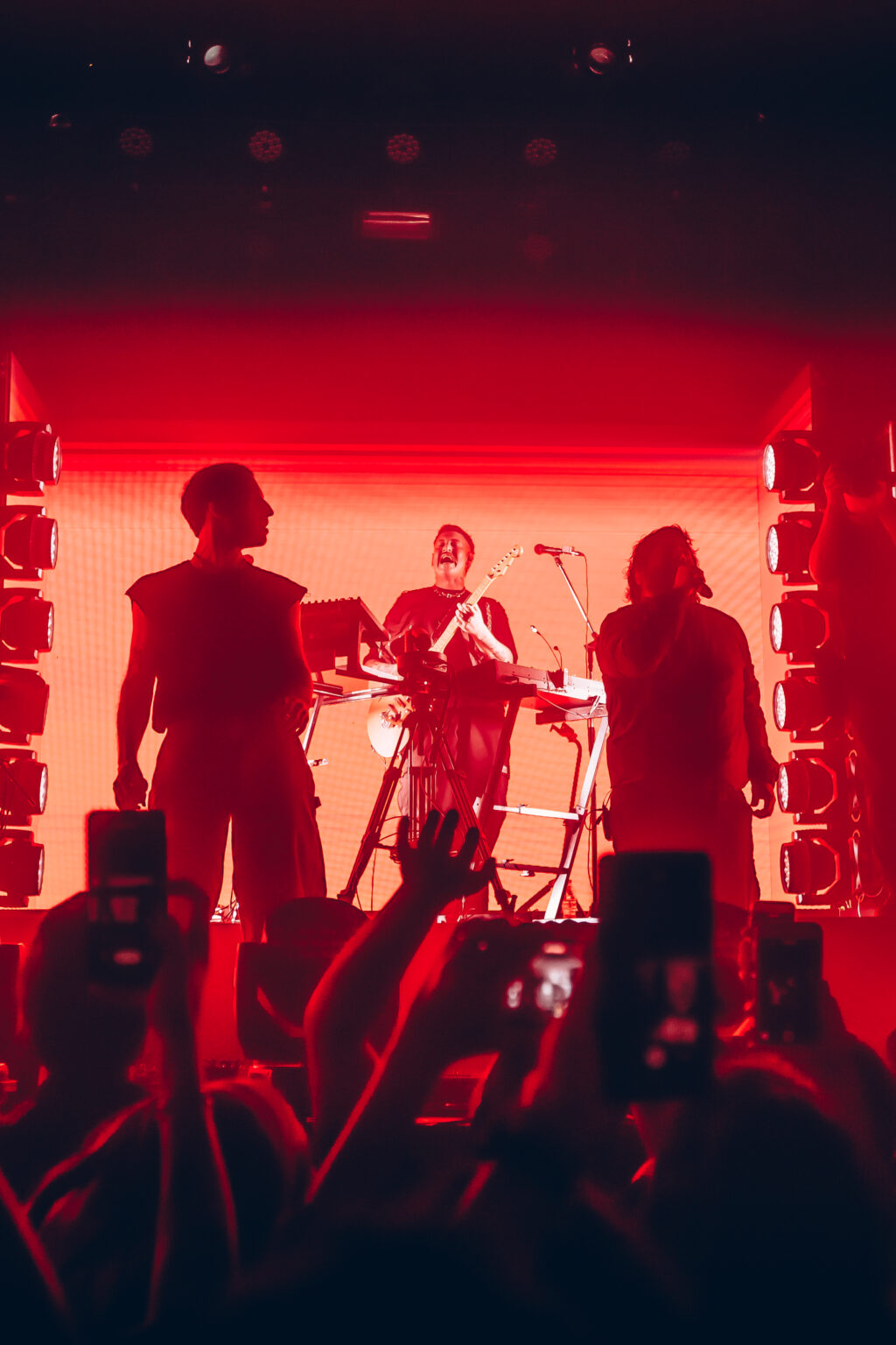 The full stage lit red, seen over the crowd — Evlay at Niceto Club, Buenos Aires, 19 December 2023. Photographed by Anita Almaraz.