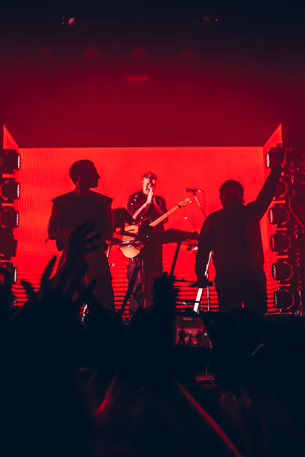 Wide view of the band on the red-lit stage — Evlay at Niceto Club, Buenos Aires, 19 December 2023. Photographed by Anita Almaraz.