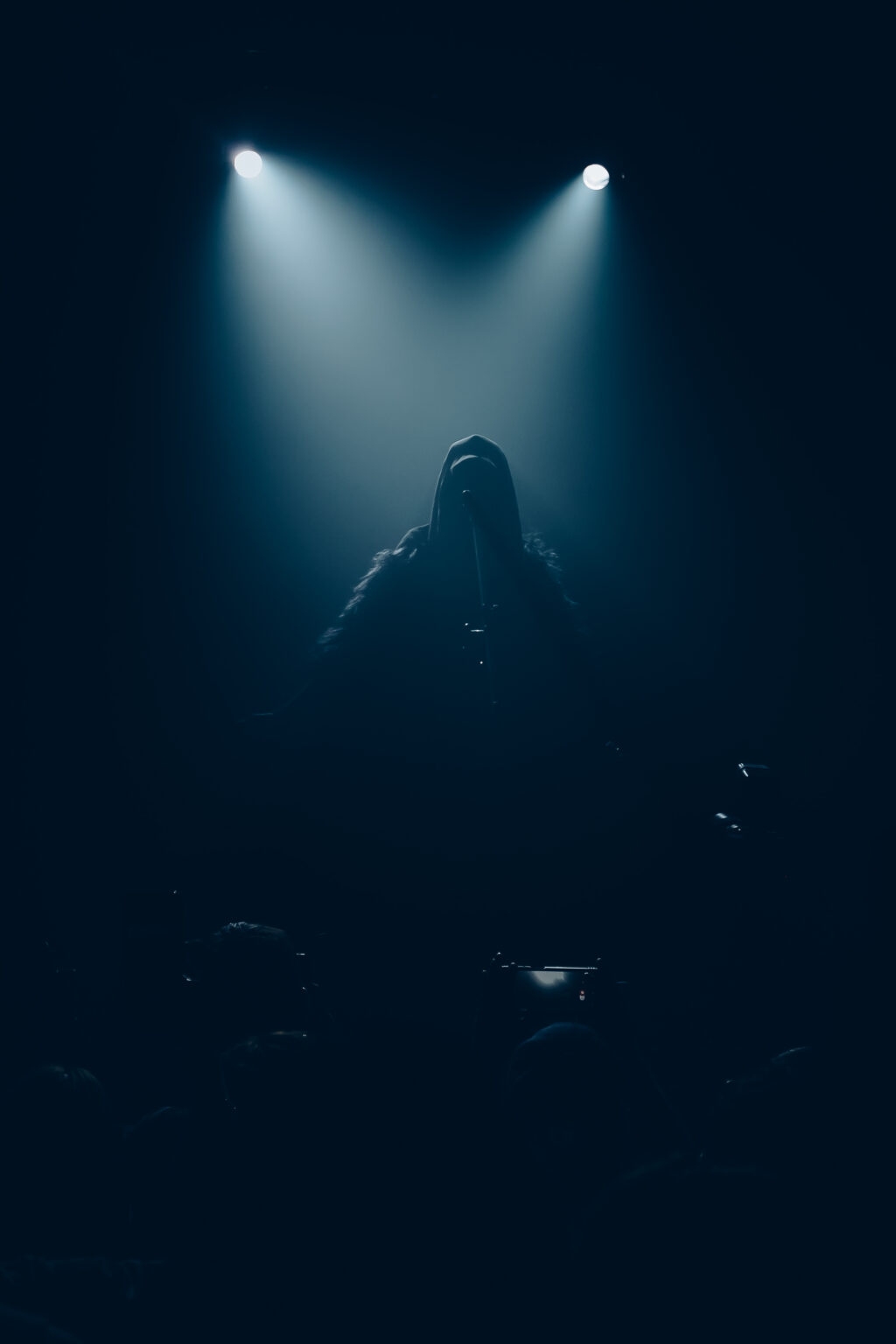 Figure in silhouette inside two beams of white light — Evlay at Niceto Club, Buenos Aires, 19 December 2023. Photographed by Anita Almaraz.
