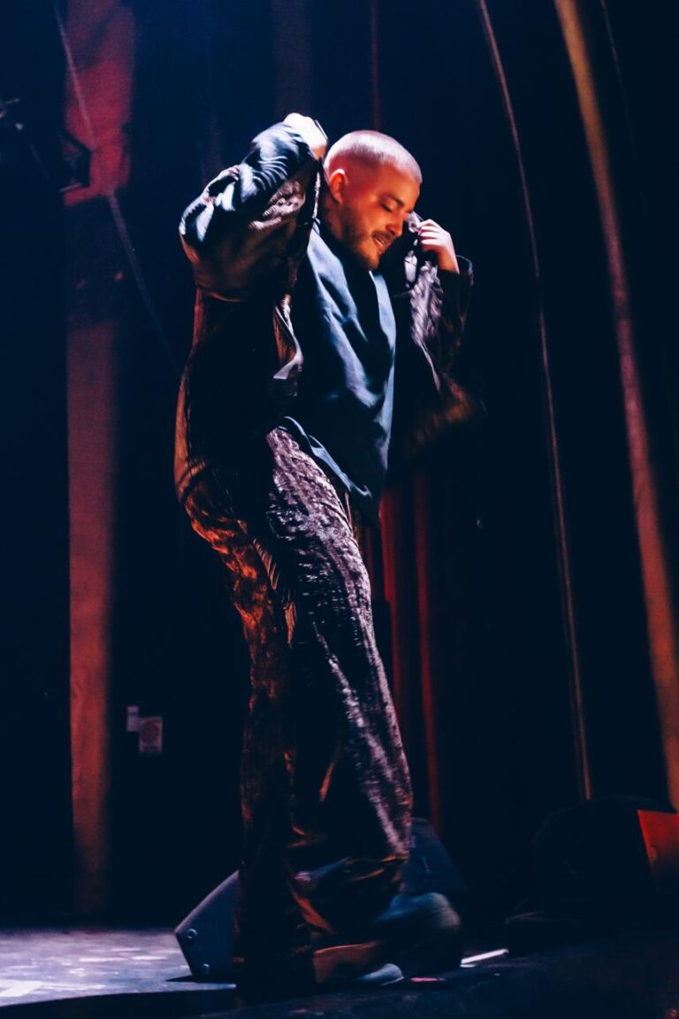 The artist with both hands to his head, singing — Zeballos presenting Asimetría at Vorterix, Buenos Aires, 2026. Photographed by Anita Almaraz.
