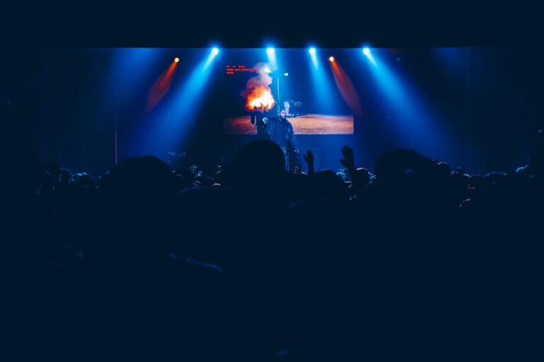 The stage filled with blue beams — Zeballos presenting Asimetría at Vorterix, Buenos Aires, 2026. Photographed by Anita Almaraz.