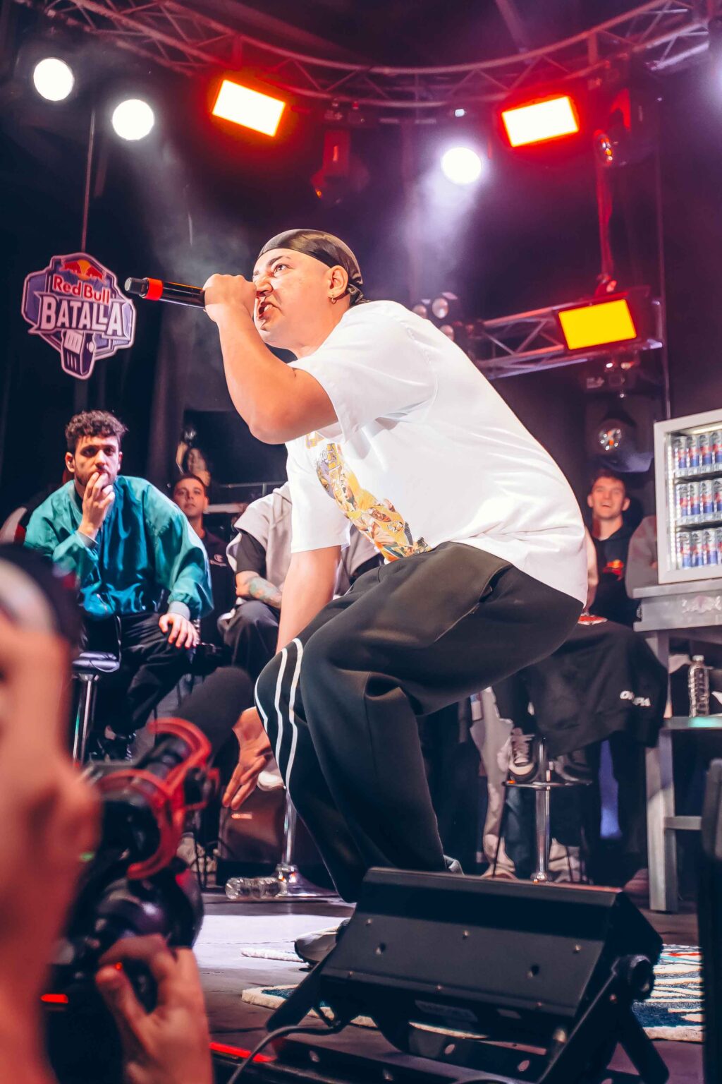 MC mid-verse with his arm out on stage — Red Bull Batalla, Final Nacional Argentina 2024, 1 June 2024. Photographed by Anita Almaraz.
