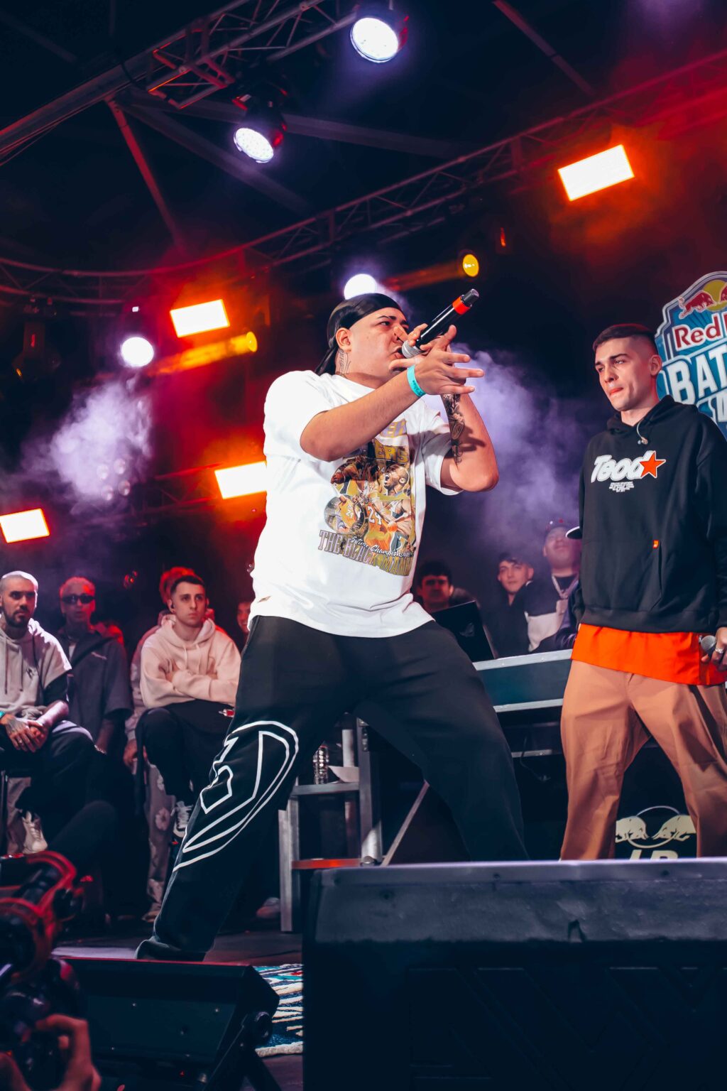 MC pointing at his opponent — Red Bull Batalla, Final Nacional Argentina 2024, 1 June 2024. Photographed by Anita Almaraz.