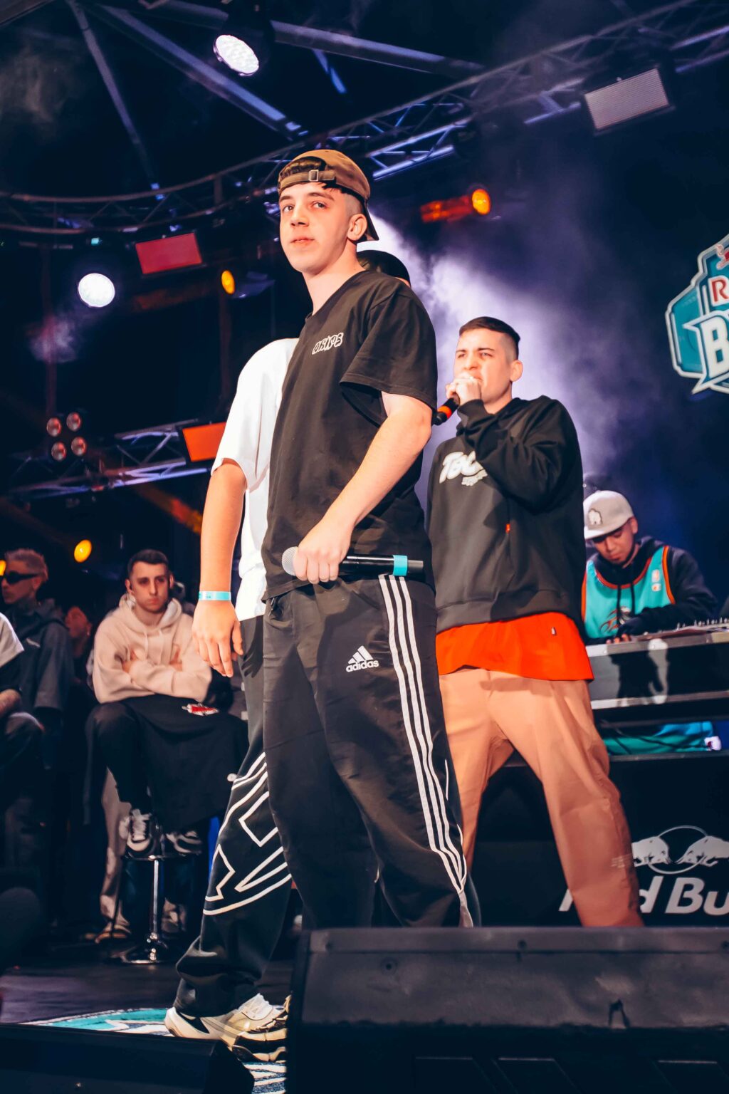 MC walking the stage with the crowd behind — Red Bull Batalla, Final Nacional Argentina 2024, 1 June 2024. Photographed by Anita Almaraz.