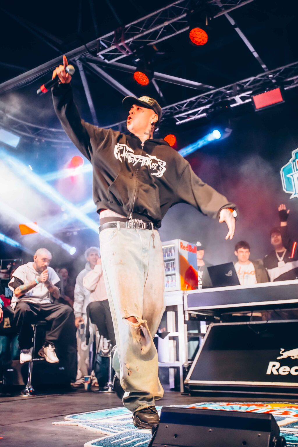 MC in a football shirt with an arm raised — Red Bull Batalla, Final Nacional Argentina 2024, 1 June 2024. Photographed by Anita Almaraz.
