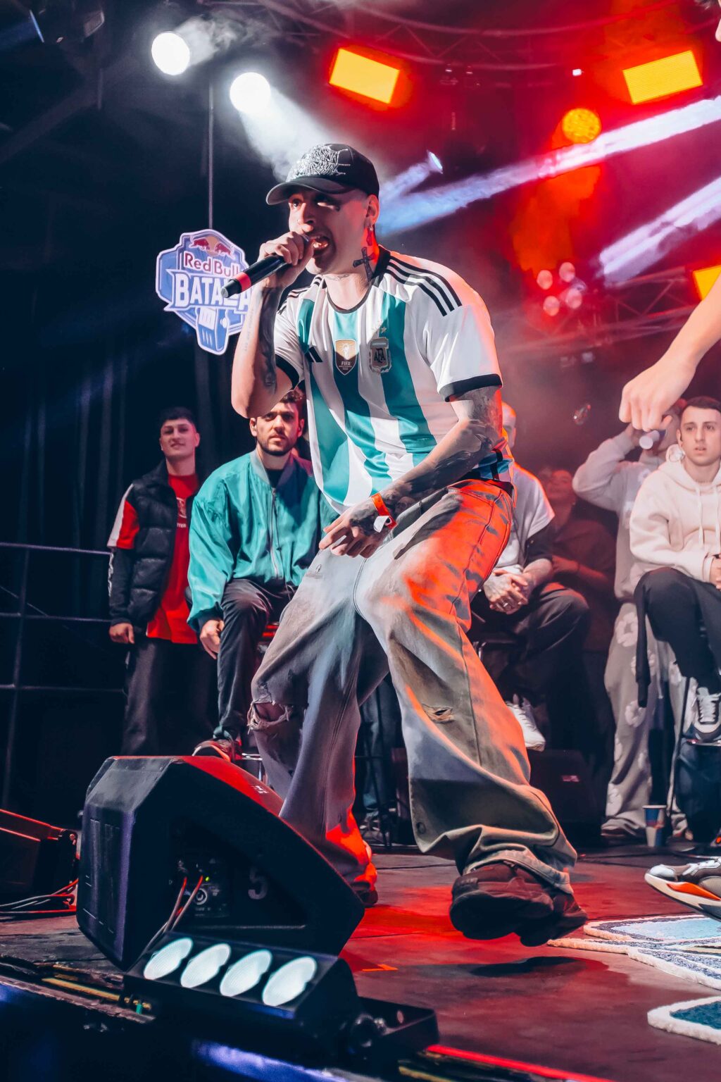 MC crouching with the microphone — Red Bull Batalla, Final Nacional Argentina 2024, 1 June 2024. Photographed by Anita Almaraz.