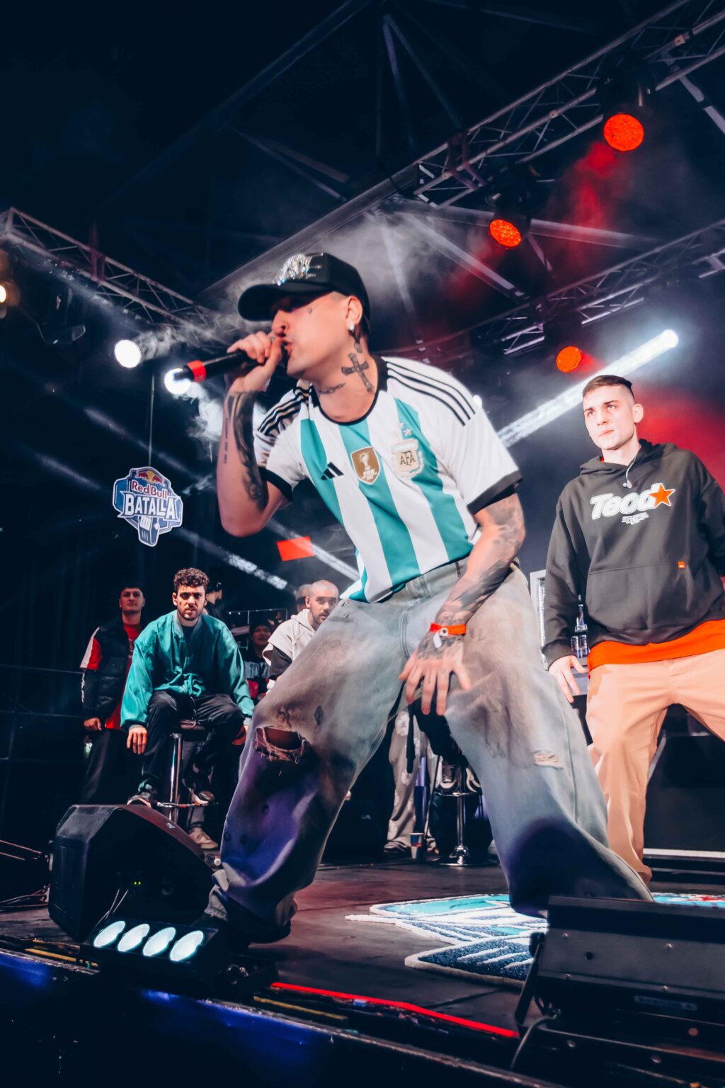 MC facing the audience from the edge of the stage — Red Bull Batalla, Final Nacional Argentina 2024, 1 June 2024. Photographed by Anita Almaraz.